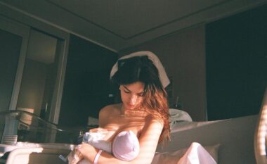 Modelja seksi tregon momentet e dhimbshme gjatë procesit të lindjes