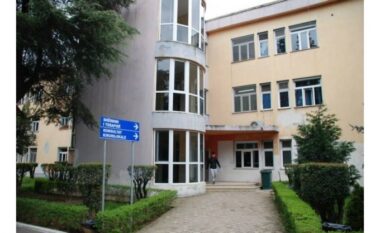 U hodh nga kati i tretë i spitalit, jashtë rrezikut  26 vjeçari  me COVID-19 në Elbasan