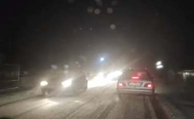 U godit nga stuhia e borës, zhbllokohet Qafë Plloça (VIDEO)
