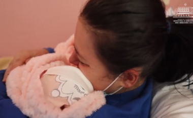 Lindi në terapi intensive, momenti emocionues kur nëna takon për herë të parë foshnjën e saj (VIDEO)