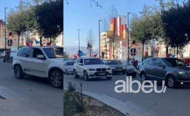 Rrugët ziejnë nga makinat “blu”, shihni çfarë ndodh në Tiranë (VIDEO)
