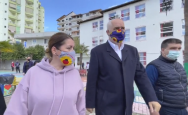 Rama thumbon Bashën për mitingjet: Ngre gishtat mbi makina (VIDEO)