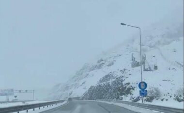 Rikthehet bora: Valbona dhe Kukësi “vishen” me të bardha (FOTO LAJM)