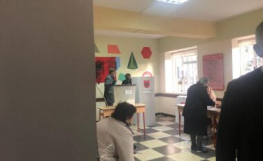 90-vjeçarja nuk lejohet të votojë e shoqëruar me djalin në Vaun e Dejës