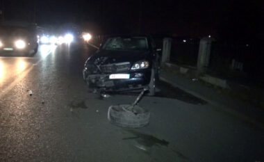 Aksident në aksin Lezhë-Milot, shoferi përplas 4 makina të parkuara