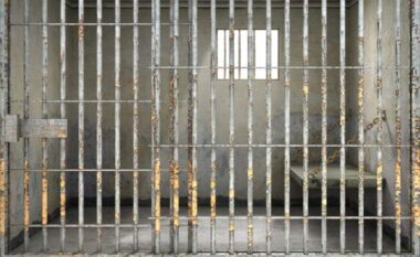 Gënjeu të bijën për 1 prill, 58-vjeçarja përfundon në burg