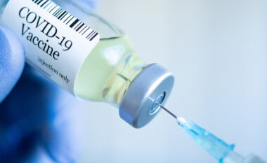 Vaksinat kundër Covid-19, ekpsertët e shëndetësisë tregojnë se cila është më e mira
