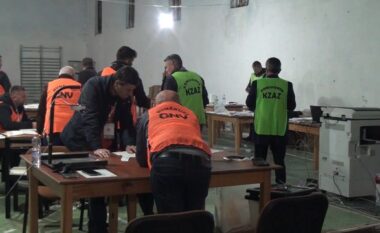 Kishte më shumë vota se ç’duhej në kuti, pezullohet numërimi në Durrës