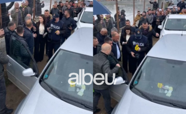 Hapet makina e bllokuar në Dibër, brenda gjenden tufa plot me para: Do ia çoj direkt Berishës! (VIDEO)