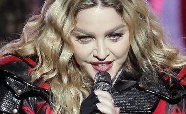 Madonna u bën thirrje amerikanëve: Kontrolli i armëve duhet të jetë vaksina e re (VIDEO)