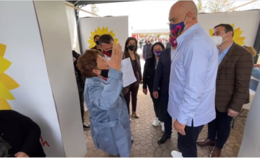 “Ku je o flori, ti je mbret”, Rama butata në qendrën e vaksinimit në Elbasan: Nuk jam flori, por ashtu dukem (VIDEO)