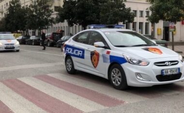 4 armë të ftohta në makinë, policia arreston dy të rinjtë në Tiranë