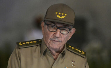 Pas 62 vitesh merr fund dinastia në Kubë? Raul Castro jep dorëheqjen