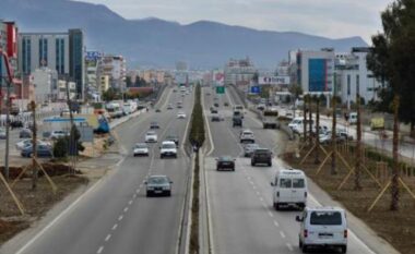 Maskat godasin në mesnatë, grabitet biznesi në Tiranë-Durrës