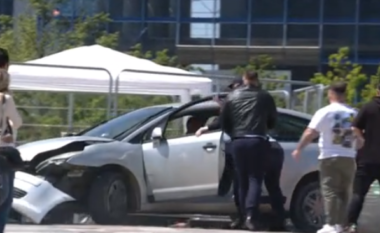 Incident në sheshin “Skëndërbej”, makina thyen barrierat, nisin përplasjet mes disa personave (VIDEO)