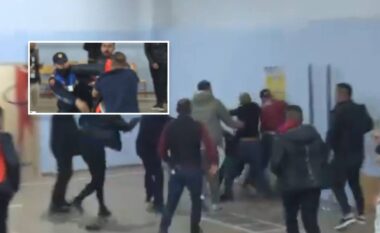 Grushta dhe karrige pas kokës, përgjaket qendra e votimit te shkolla “1 Maji” në Tiranë (VIDEO)