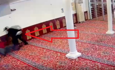 Pamje të frikshme! Si i riu me thikë në dorë qëllon një nga një qytetarët në xhaminë mes Tiranës (VIDEO)