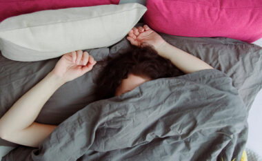 Si të qetësoni mendjen para gjumit në mënyrë që të flini lehtë