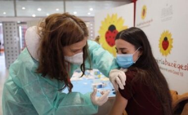 Eksperti këshillon shqiptarët: Çfarë duhet të hamë para dhe pas vaksinimit