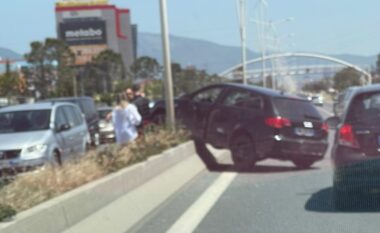 Aksident i frikshëm në Tiranë-Durrës, shihni ku ka përfunduar makina (FOTO LAJM)