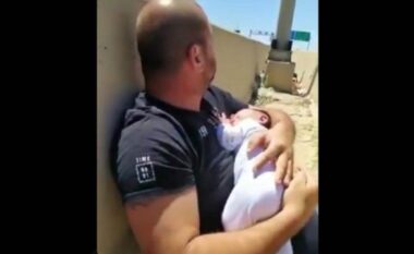 Rrëqethëse: Babai mban foshnjën e porsalindur fort në krahë duke u përpjekur ta mbrojë nga raketat (VIDEO)