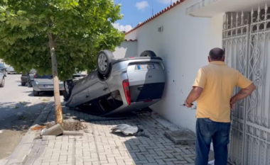 Aksident i frikshëm në Vlorë, vajza përplaset me pemën dhe makina kthehet përmbys