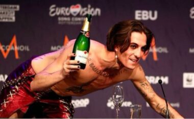 “Më i bukuri i shkollës”, si ka qenë këngëtari italian para se të fitonte Eurovizionin, zgjaste flokët dhe mbulohej me tatuazhe (FOTO LAJM)