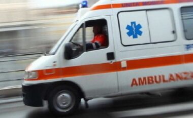 Turisti boshnjak me motor përplaset nga makina në Lezhë, dërgohet me urgjencë në spital