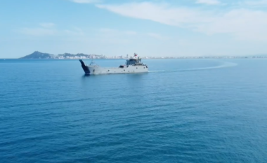 Ambasada amerikane nxjerr pamjet: Anija amerikane bën manovra në detin shqiptar (VIDEO)