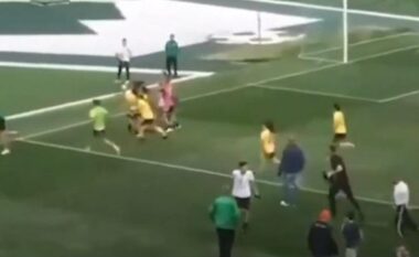 Plas grushti mes futbollisteve femra, këto pamje po bën namin në rrjet (VIDEO)
