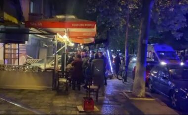 Pamje të frikshme! Makina përfundoi në stacion autobusi, shoqja: Mos e lëviz! Po vdes! (VIDEO)