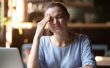 Tre arsye pse zgjoheni me një dhimbje koke në mëngjes