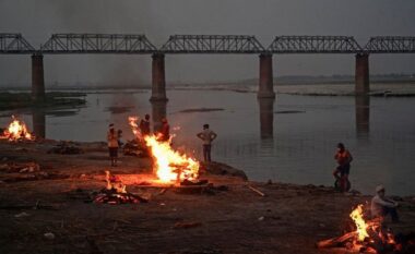 Tmerr në Indi, lumi i shenjtë mbushet me viktimat e Covid-19 (FOTO LAJM)