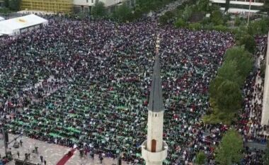 Festa e Fiter Bajramit, besimtarët myslimanë mbushin plot sheshin “Skënderbej” (VIDEO)