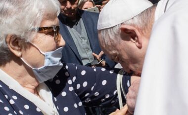 Papa Françesku i puth tatuazhin e Aushvic, të mbijetuarës së Holokaustit