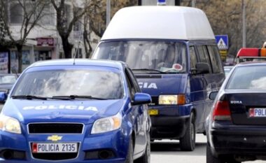 Aksident në Tiranë, makina përplas 63-vjeçarin dhe nipin e tij të mitur