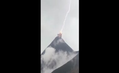 Rrufeja godet vullkanin gjatë shpërthimit (VIDEO)