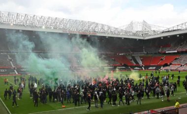 Protesta e tifozëve, shtyhet ndeshja mes Man United dhe Liverpoolit (VIDEO)