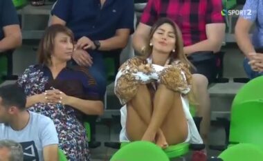 Reagimi interesant i komentatorit arab në momentin kur pa një tifoze ruse në stadium (VIDEO)