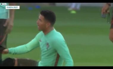 Ronaldo ngatërrohet me topin dhe bie, shokët e ekipit nisin të qeshin (VIDEO)