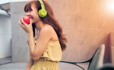 A mund të ndikojë muzika në zakonet tona të të ngrënit?