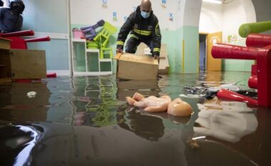 Stuhi në Romë: Përmbytet çerdhja, shpëtohen 40 fëmijë (VIDEO+FOTO)