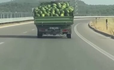Kamionçina mbushur plot e përplot me shalqi, shoferi humb kontrollin në mes të autostradës (VIDEO)