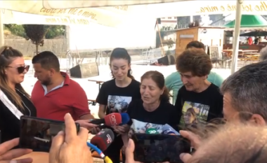 Protesta në Fier, nëna e Silvanës: Më është helmuar shpirti, sot 4 fëmijët e mi po hanë dhe