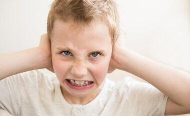 Çfarë nënkuptojnë në të vërtetë këto 8 sjellje të çuditshme të fëmijëve?