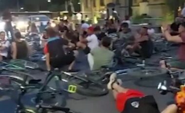 Të rinjtë ulen në rrugë para Ministrisë së Brendshme pas aksidentit tragjik në aksin Fier-Vlorë (VIDEO)