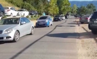 “U bë rrugë”: Pushuesit kthehen nga bregdeti, radhë të gjata automjetesh në aksin Radhimë-Vlorë (VIDEO)