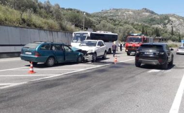 Aksident i frikshëm në Elbasan: Makinat bëhen copë, 4 të plagosur