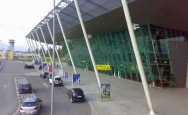 Fluturimet nga Rinasi, aeroporti bën njoftimin e rëndësishëm lidhur me testin e COVID