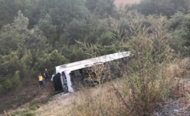 Autobusi nga Shqipëria del nga autostrada, mes të lënduarëve edhe një fëmijë
